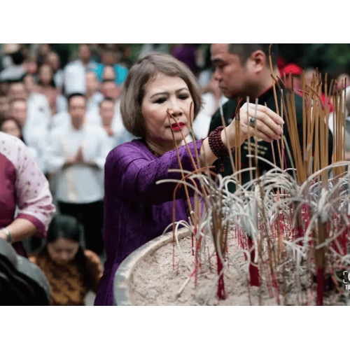 VCF đã tham gia nghi lễ thắp hương dâng lễ vật lên Vua Hùng